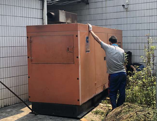 柴油發(fā)電機(jī)回收現(xiàn)場(chǎng)